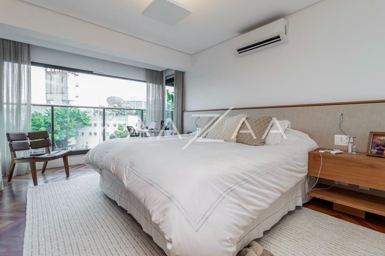 Muito vidro e luz natural com vista para as árvores. Apartamento no Jardim Guedala. - Foto 12