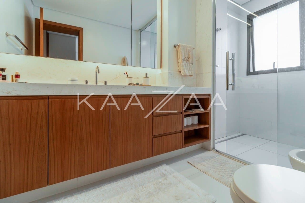 Muito vidro e luz natural com vista para as árvores. Apartamento no Jardim Guedala. - Foto 13