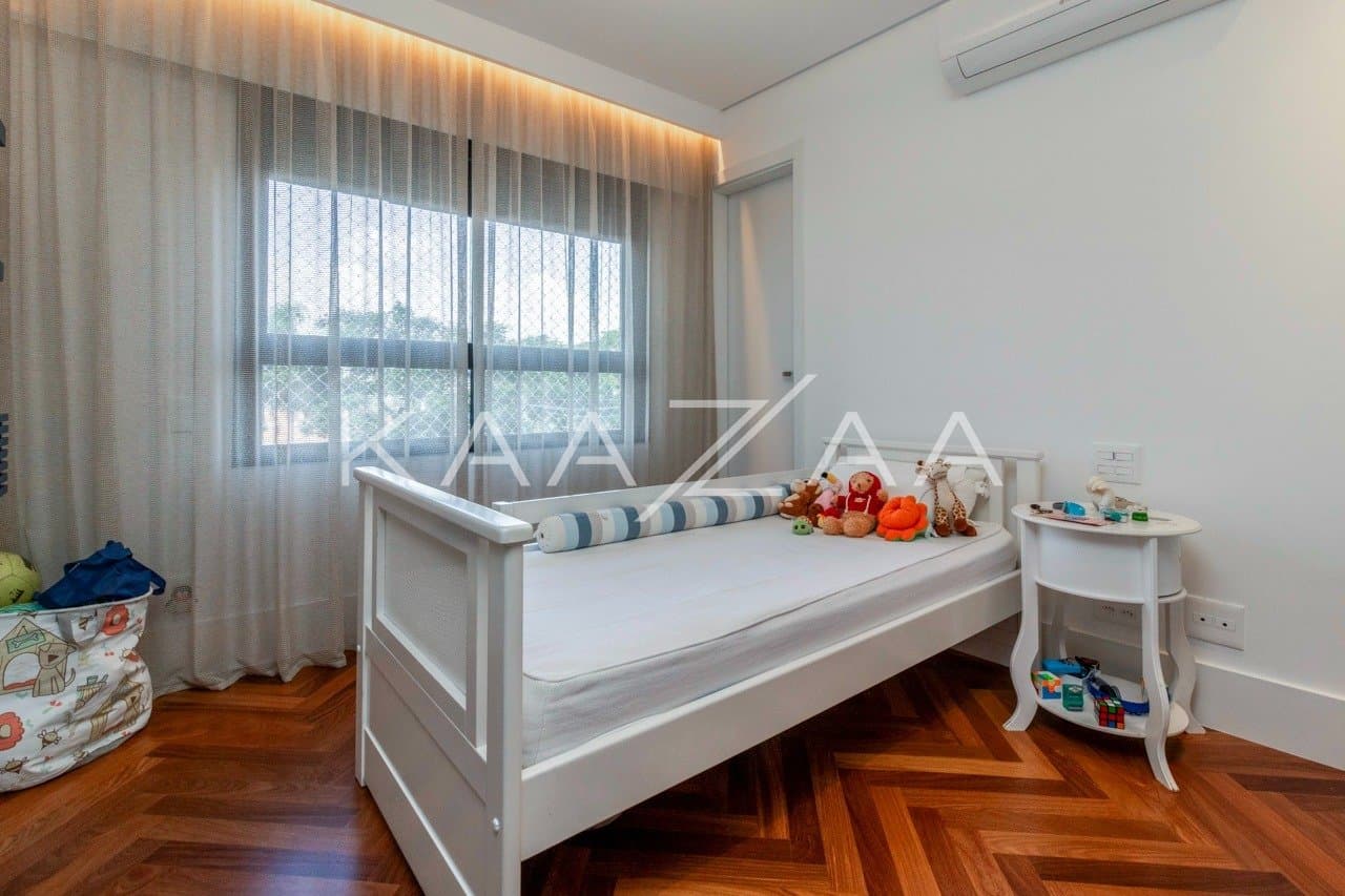 Muito vidro e luz natural com vista para as árvores. Apartamento no Jardim Guedala. - Foto 14