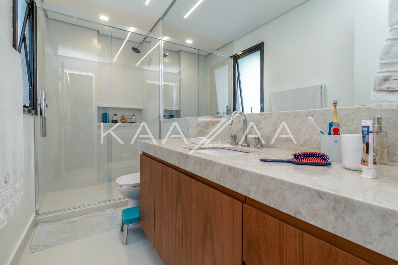 Muito vidro e luz natural com vista para as árvores. Apartamento no Jardim Guedala. - Foto 15