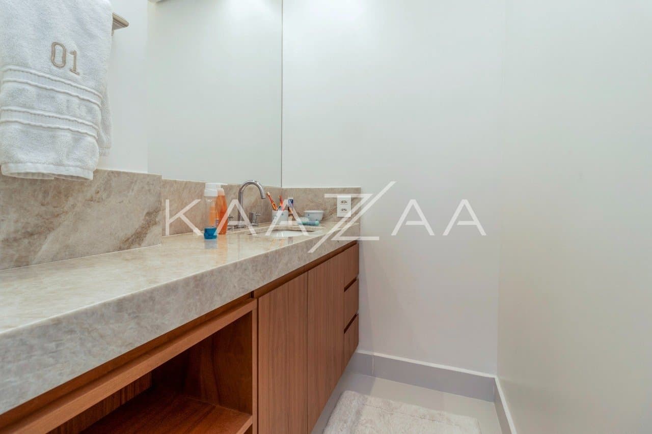 Muito vidro e luz natural com vista para as árvores. Apartamento no Jardim Guedala. - Foto 17