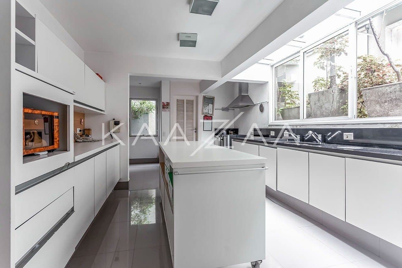 Casa com bela arquitetura e clima escandinavo. Rodeada de vidro e amplitude, na Cidade Jardim. - Foto 13