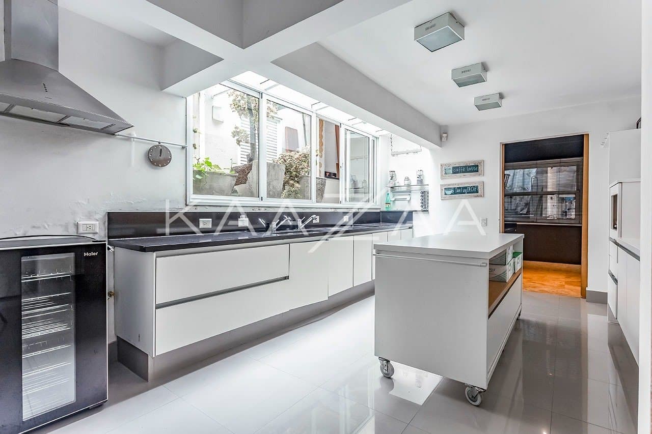 Casa com bela arquitetura e clima escandinavo. Rodeada de vidro e amplitude, na Cidade Jardim. - Foto 14