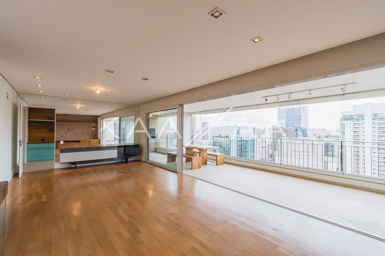 Apartamento amplo e reformado, em prédio Lindenberg no Itaim Bibi. - Foto 1