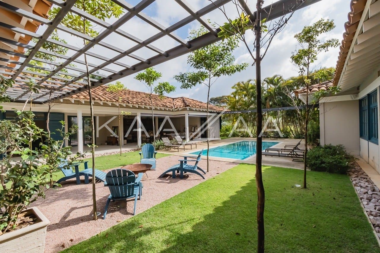 Linda paisagem e ares coloniais são o charme desta casa no condomínio Quinta da Baroneza. - Foto 4