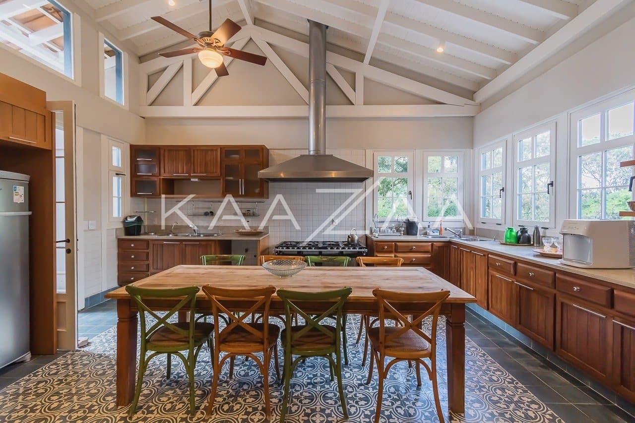 Linda paisagem e ares coloniais são o charme desta casa no condomínio Quinta da Baroneza. - Foto 34