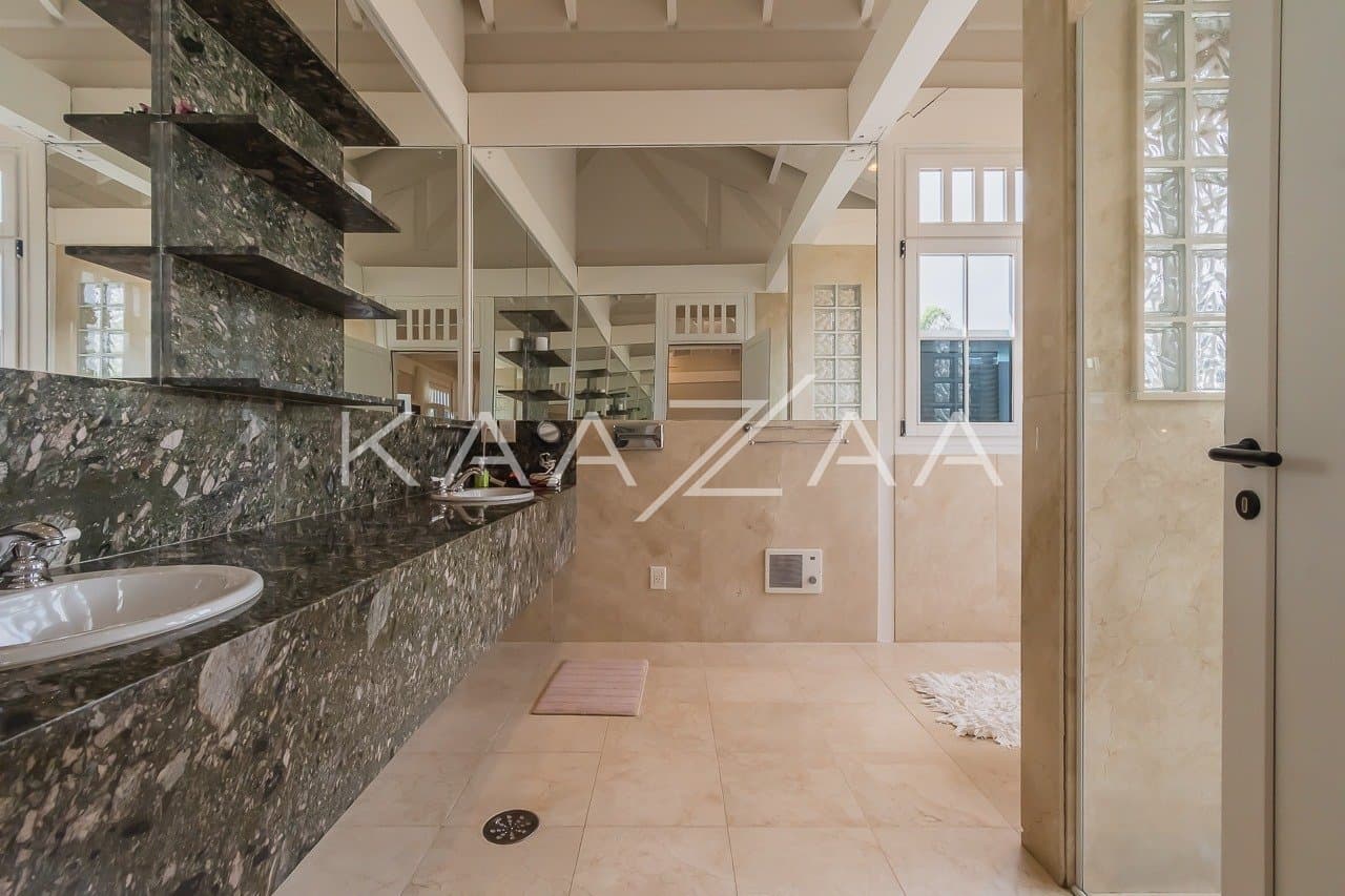 Linda paisagem e ares coloniais são o charme desta casa no condomínio Quinta da Baroneza. - Foto 42