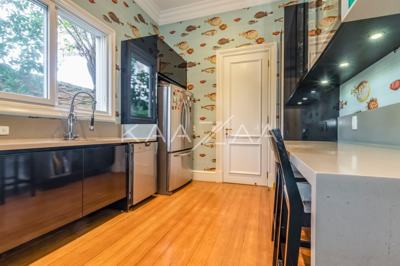 A mistura entre o clássico e o moderno tomam conta dos espaços. Casa deliciosa em rua sem saída, na Cidade Jardim. - Foto 21