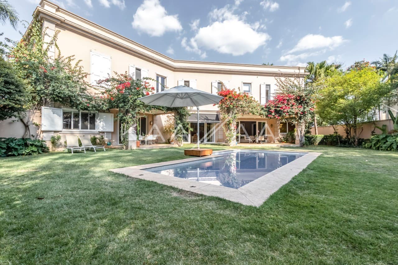 A mistura entre o clássico e o moderno tomam conta dos espaços. Casa deliciosa em rua sem saída, na Cidade Jardim. - Foto 4