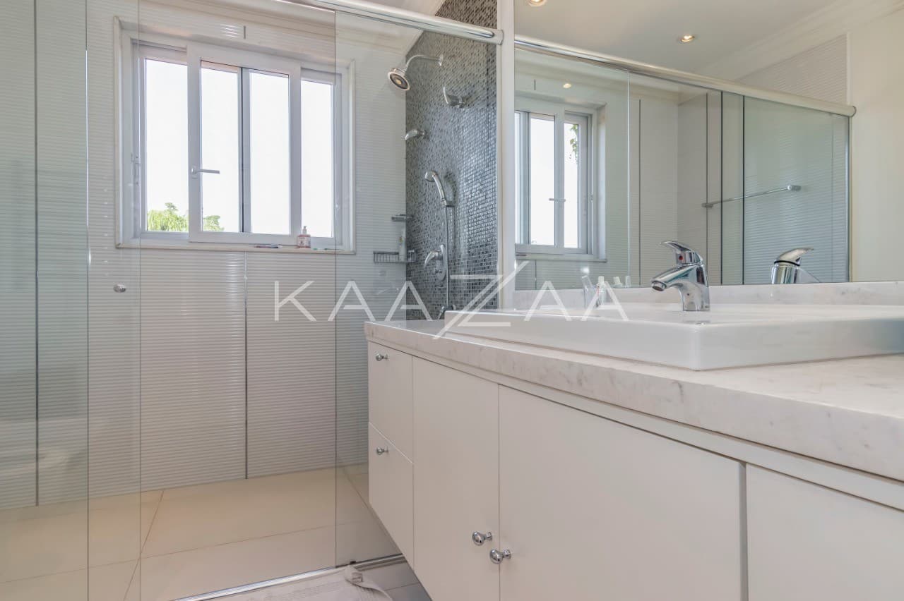 A mistura entre o clássico e o moderno tomam conta dos espaços. Casa deliciosa em rua sem saída, na Cidade Jardim. - Foto 32