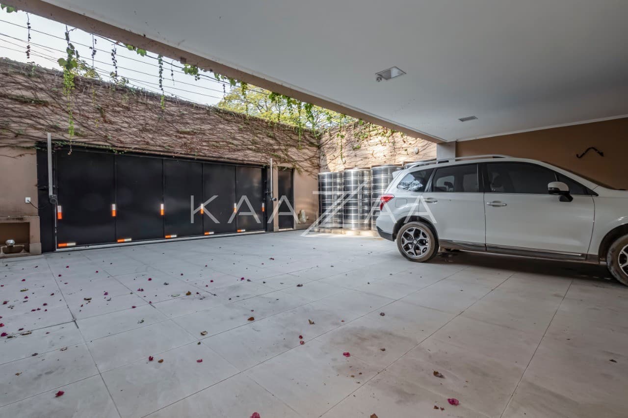 A mistura entre o clássico e o moderno tomam conta dos espaços. Casa deliciosa em rua sem saída, na Cidade Jardim. - Foto 33