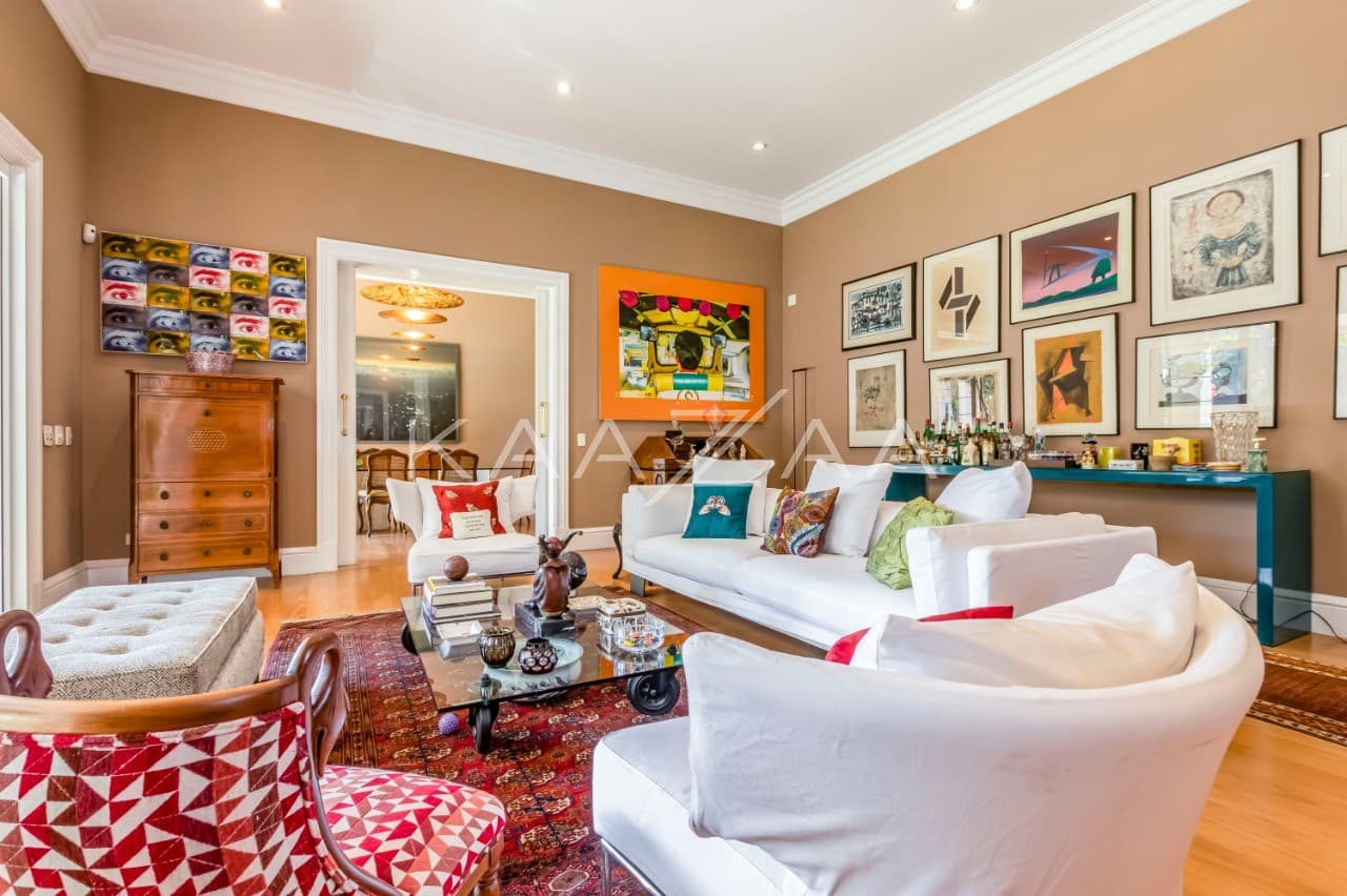 A mistura entre o clássico e o moderno tomam conta dos espaços. Casa deliciosa em rua sem saída, na Cidade Jardim. - Foto 13