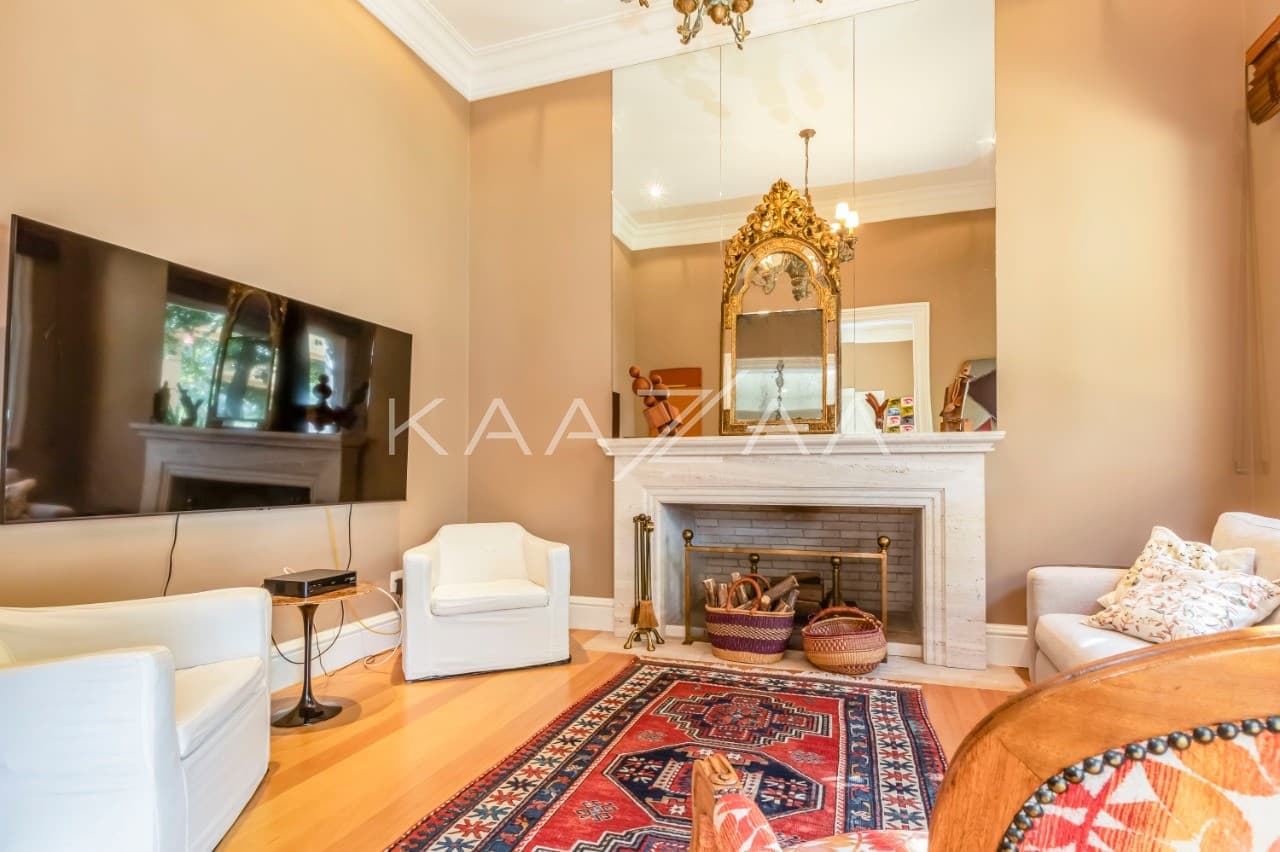 A mistura entre o clássico e o moderno tomam conta dos espaços. Casa deliciosa em rua sem saída, na Cidade Jardim. - Foto 14