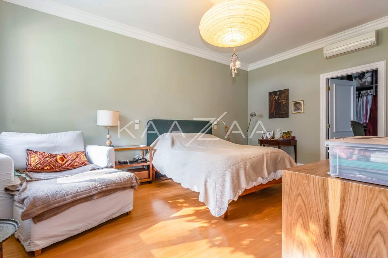 A mistura entre o clássico e o moderno tomam conta dos espaços. Casa deliciosa em rua sem saída, na Cidade Jardim. - Foto 27