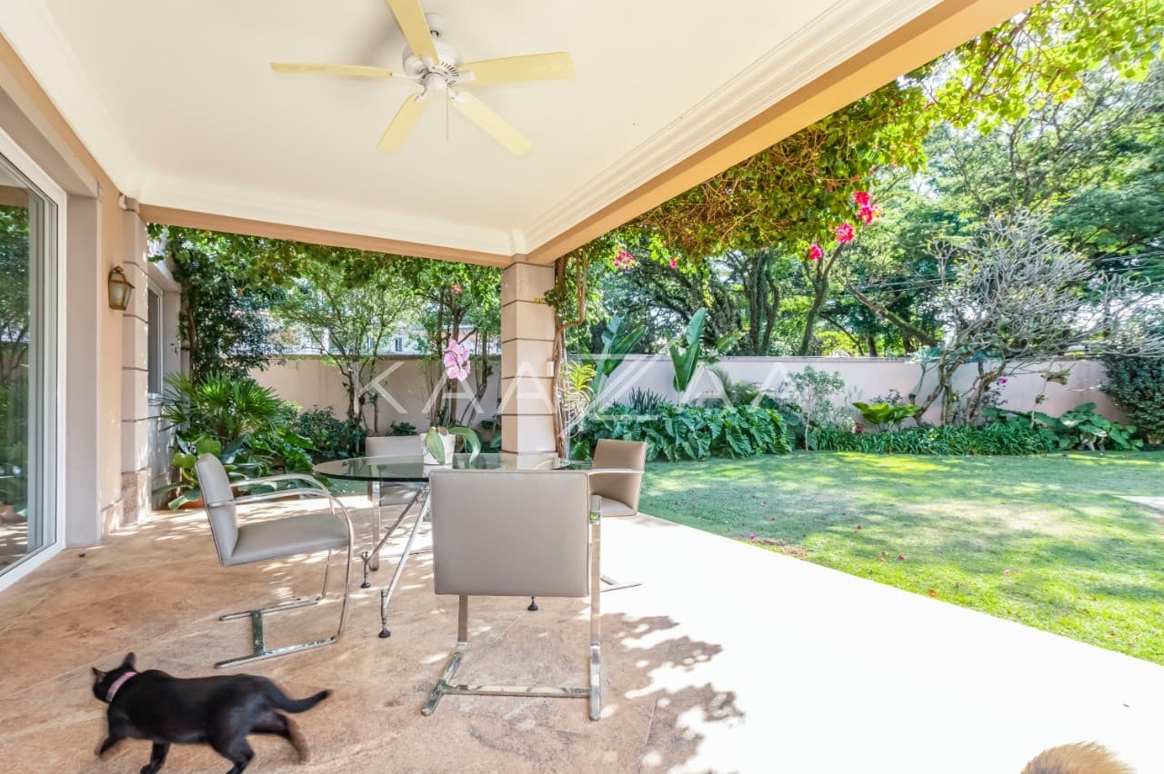 A mistura entre o clássico e o moderno tomam conta dos espaços. Casa deliciosa em rua sem saída, na Cidade Jardim. - Foto 8