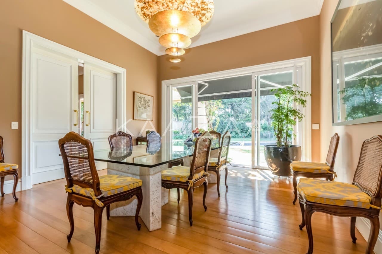 A mistura entre o clássico e o moderno tomam conta dos espaços. Casa deliciosa em rua sem saída, na Cidade Jardim. - Foto 16