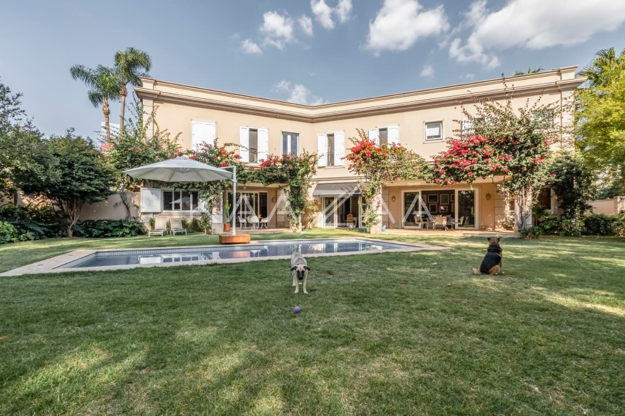 A mistura entre o clássico e o moderno tomam conta dos espaços. Casa deliciosa em rua sem saída, na Cidade Jardim. - Foto 6