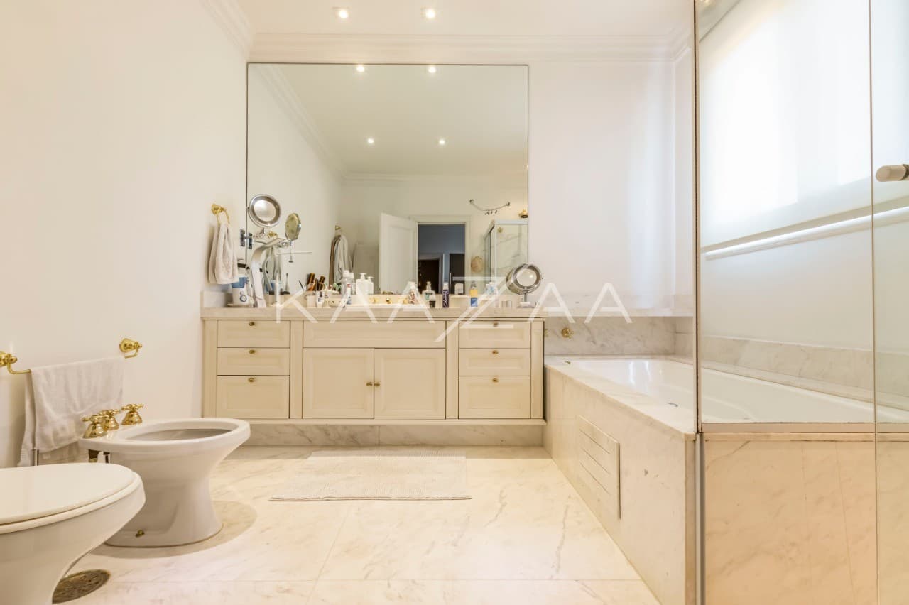 A mistura entre o clássico e o moderno tomam conta dos espaços. Casa deliciosa em rua sem saída, na Cidade Jardim. - Foto 28