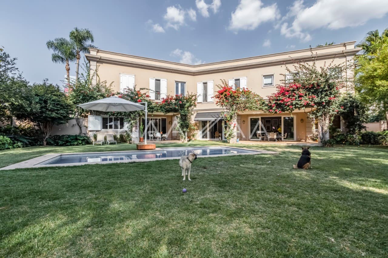 A mistura entre o clássico e o moderno tomam conta dos espaços. Casa deliciosa em rua sem saída, na Cidade Jardim. - Foto 5