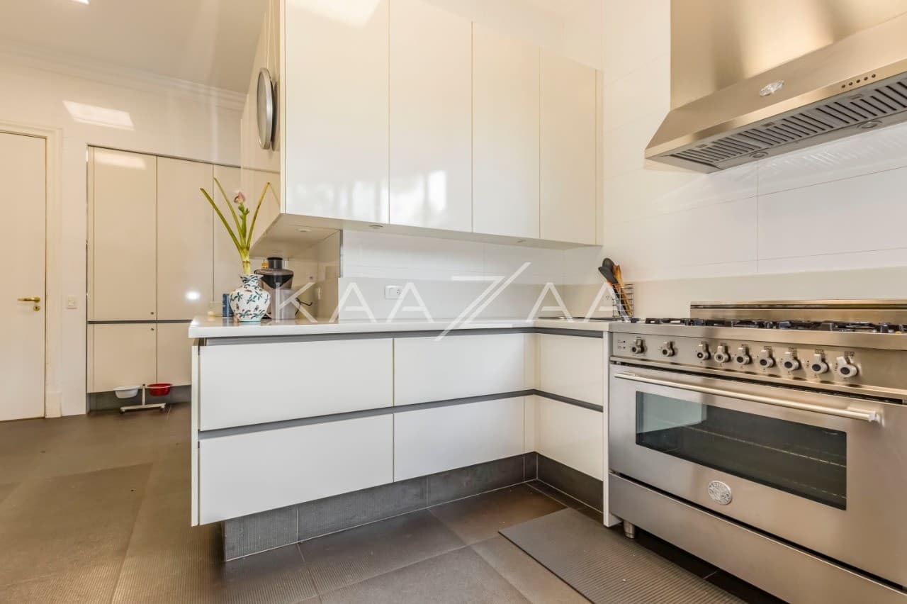 A mistura entre o clássico e o moderno tomam conta dos espaços. Casa deliciosa em rua sem saída, na Cidade Jardim. - Foto 22