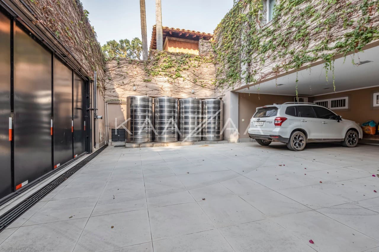 A mistura entre o clássico e o moderno tomam conta dos espaços. Casa deliciosa em rua sem saída, na Cidade Jardim. - Foto 34