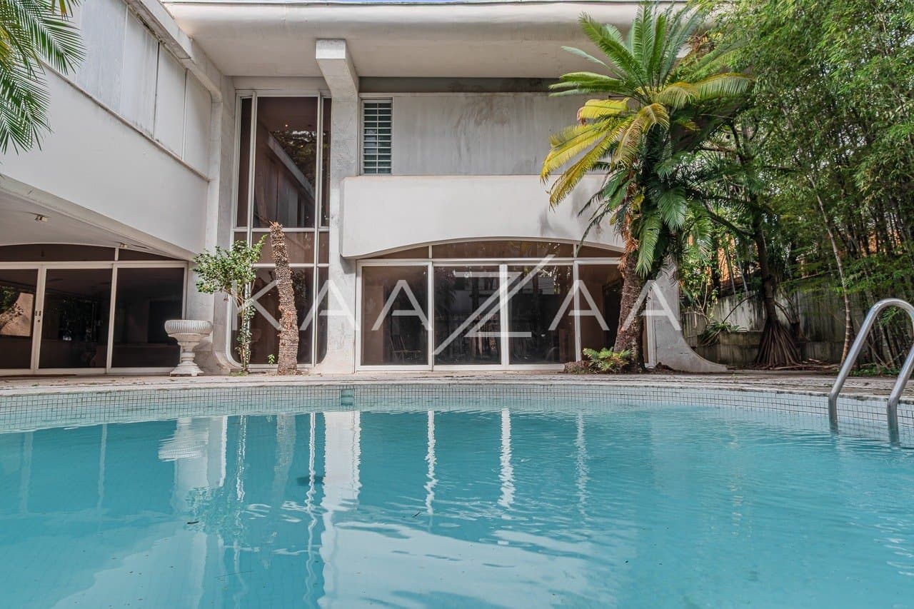 Em rua tranquila no Jardim Europa, esta bela casa com piscina é perfeita para relaxar. - Foto 1