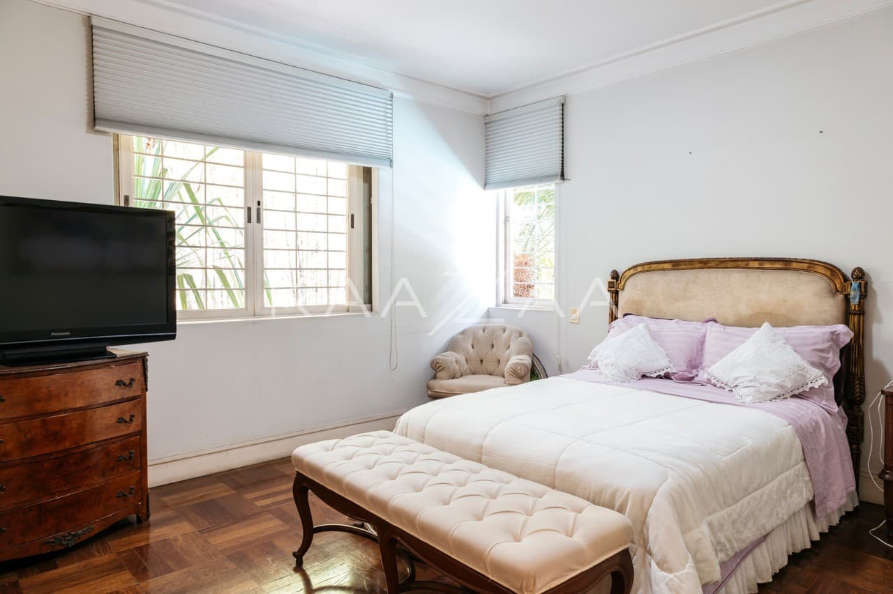 Em rua tranquila no Jardim Europa, esta bela casa com piscina é perfeita para relaxar. - Foto 12