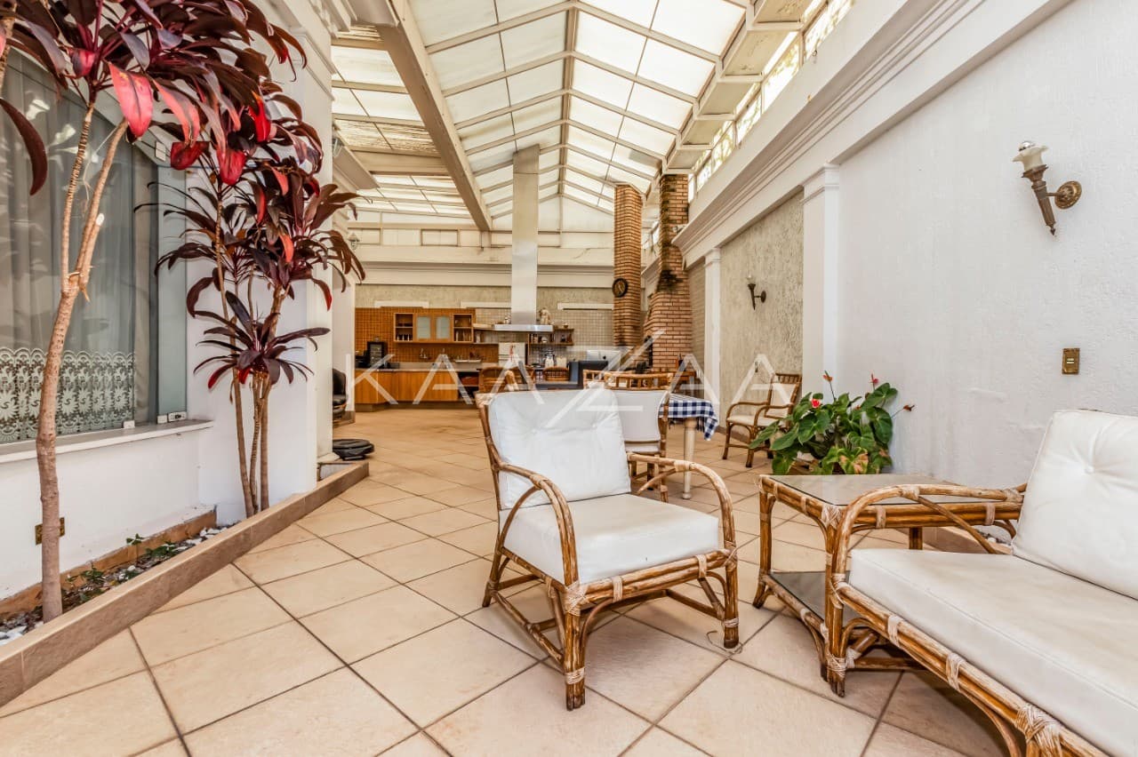 Amplitude e estilo em ambientes interessantes. Esta casa única fica em região privilegiada do Jardim Paulista. - Foto 2