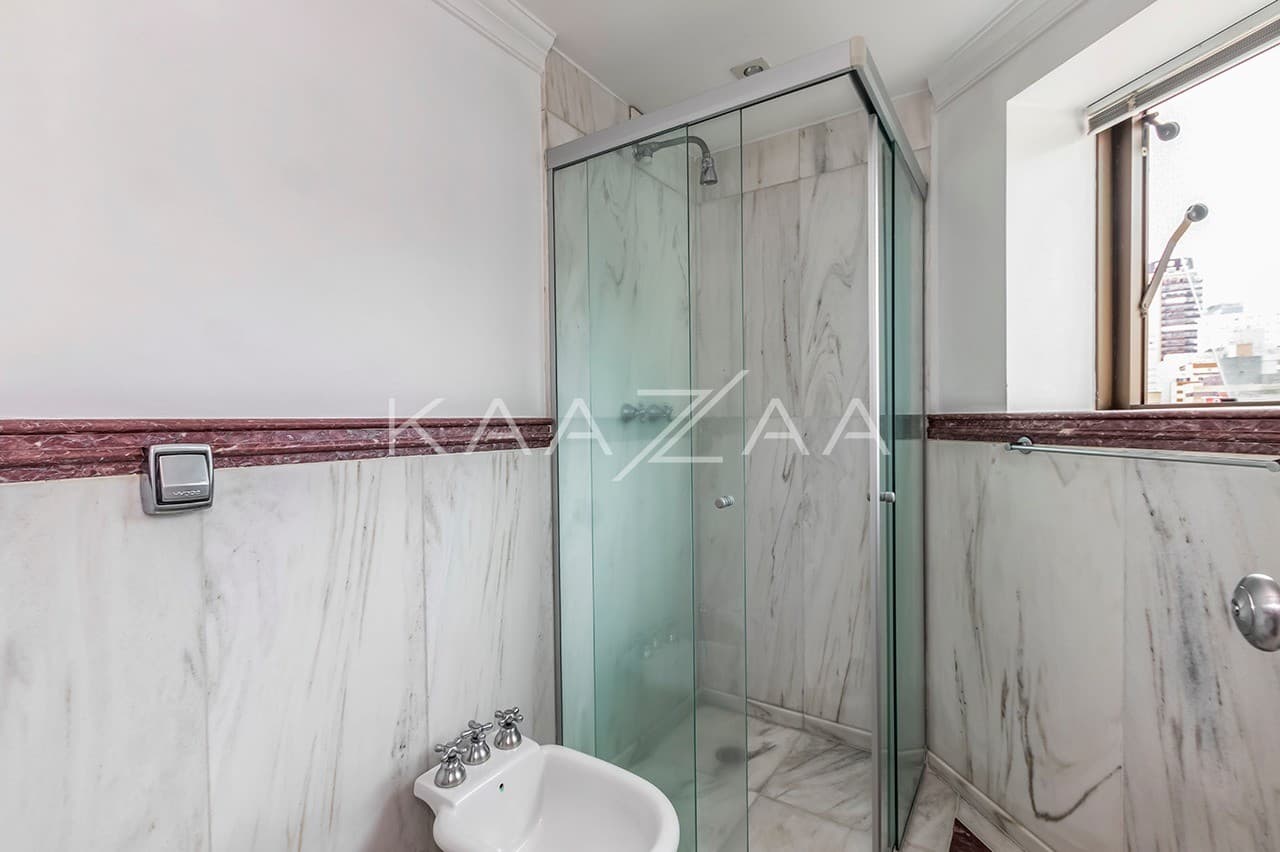 Um living amplo e bem arejado, perfeito para receber. Apartamento no Jardim Paulista. - Foto 12