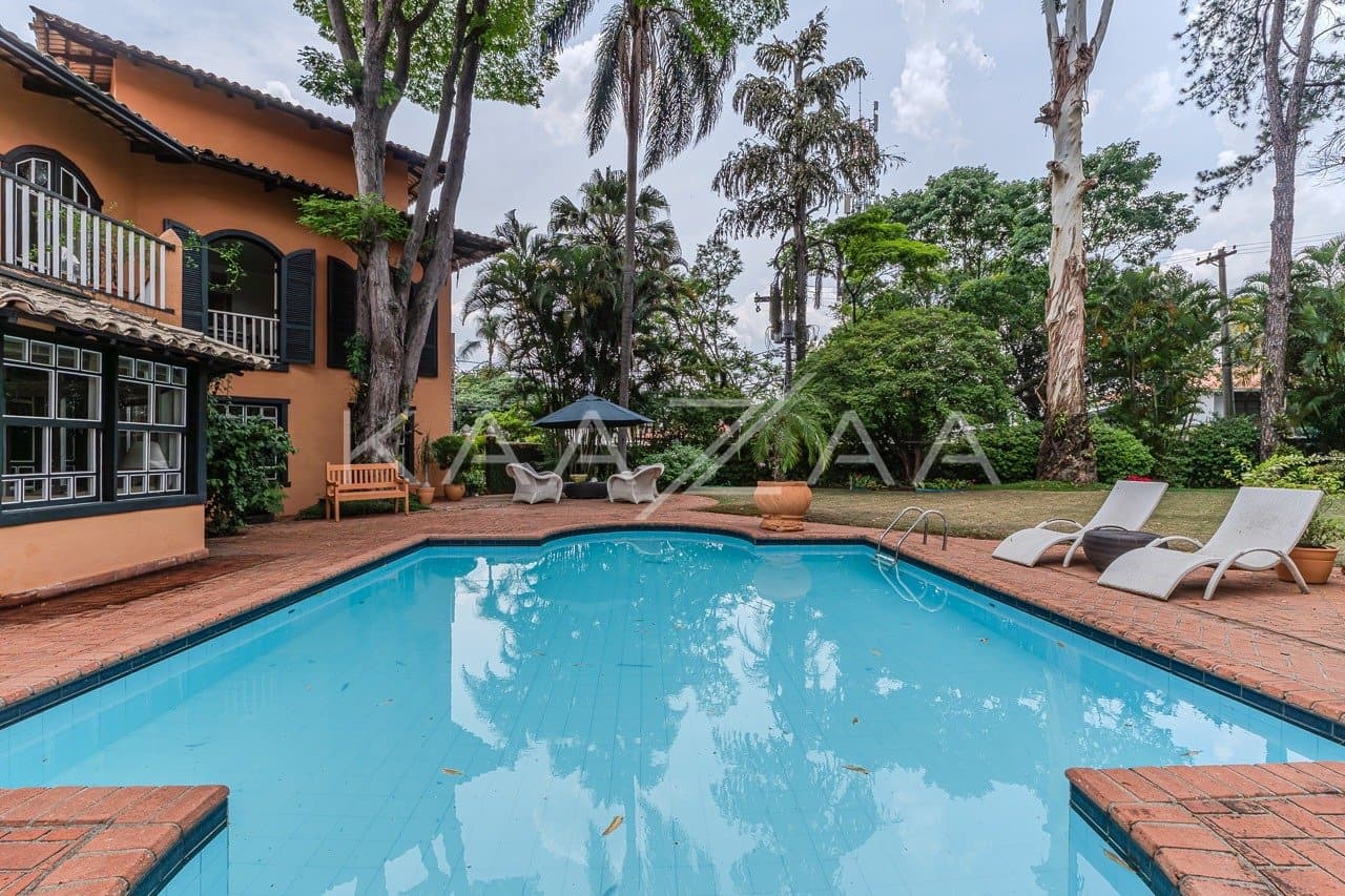 Casa com ares provençais ao lado da praça Panamericana, no Alto de Pinheiros. - Foto 1