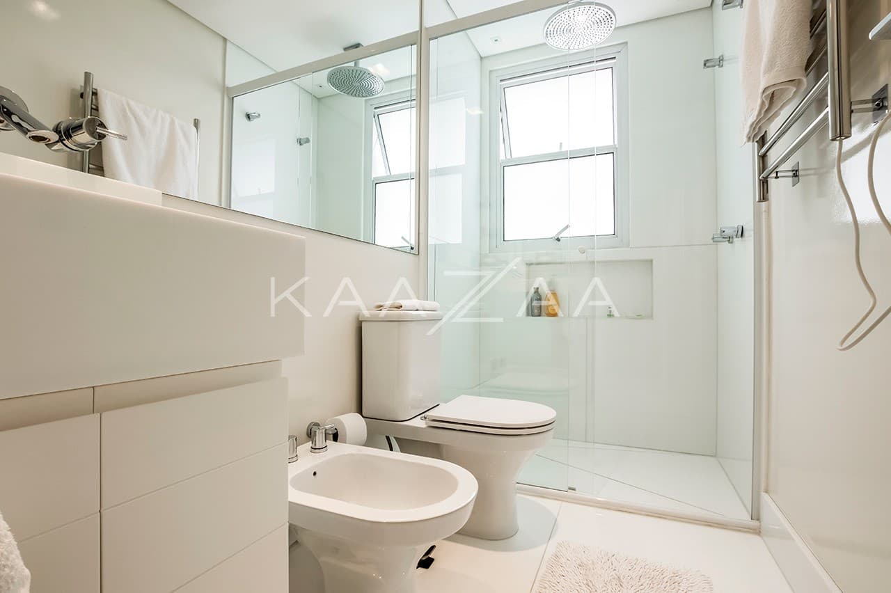 Recém reformado, este apartamento todo mobiliado fica acerta em cheio o coração do Itaim. - Foto 17