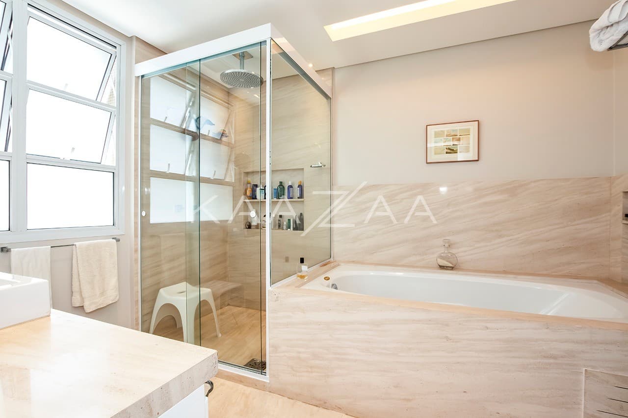 Recém reformado, este apartamento todo mobiliado fica acerta em cheio o coração do Itaim. - Foto 13