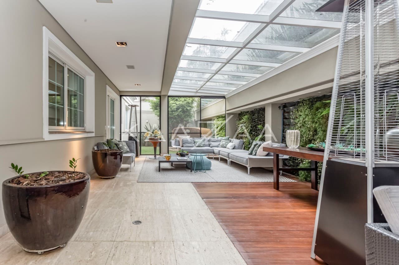 Arquitetura clássica, acabamentos modernos, lazer e descanso. Casa em frente ao Ibirapuera, no Jardim Luzitânia. - Foto 2