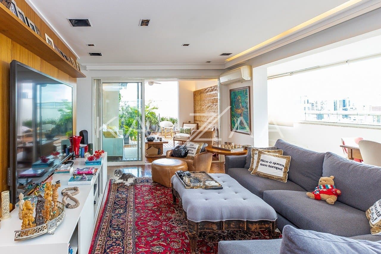 Ambientes descolados e com muito bom gosto são resultado da reforma recente. Cobertura no embalo do Itaim Bibi. - Foto 8