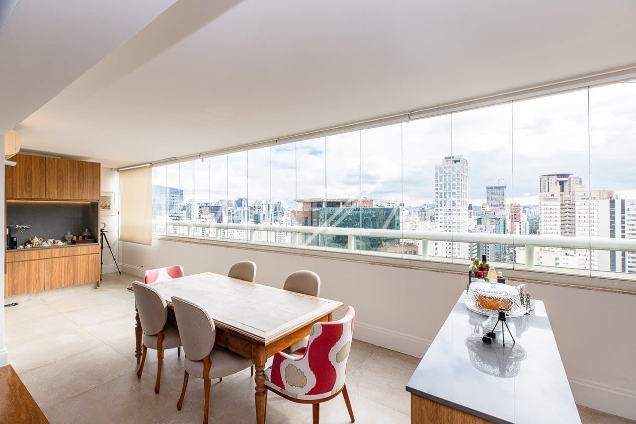 Ambientes descolados e com muito bom gosto são resultado da reforma recente. Cobertura no embalo do Itaim Bibi. - Foto 10