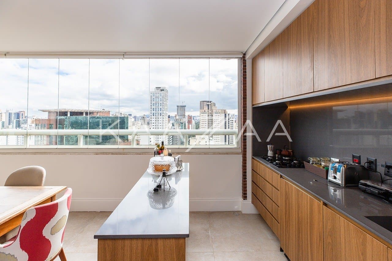 Ambientes descolados e com muito bom gosto são resultado da reforma recente. Cobertura no embalo do Itaim Bibi. - Foto 11