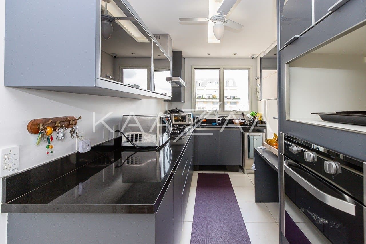 Ambientes descolados e com muito bom gosto são resultado da reforma recente. Cobertura no embalo do Itaim Bibi. - Foto 13