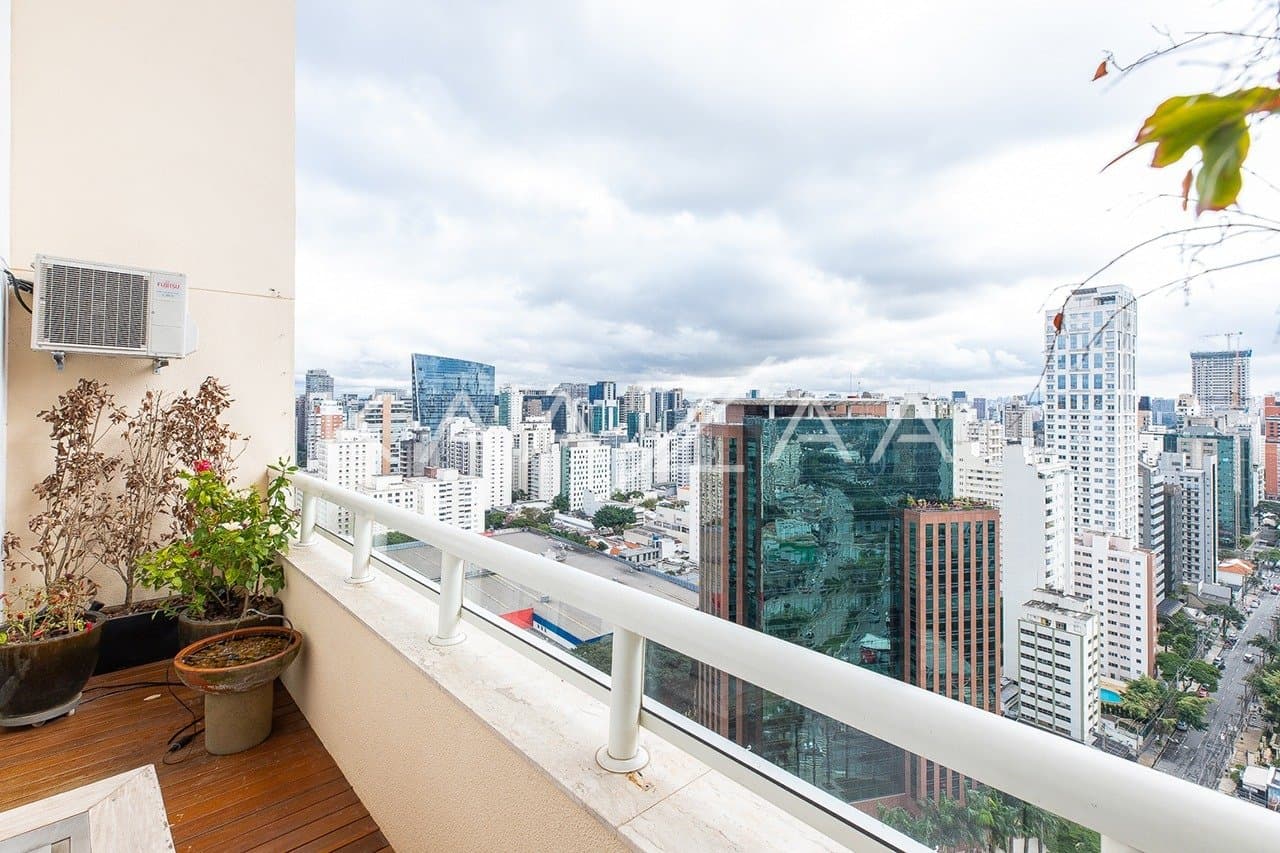 Ambientes descolados e com muito bom gosto são resultado da reforma recente. Cobertura no embalo do Itaim Bibi. - Foto 16