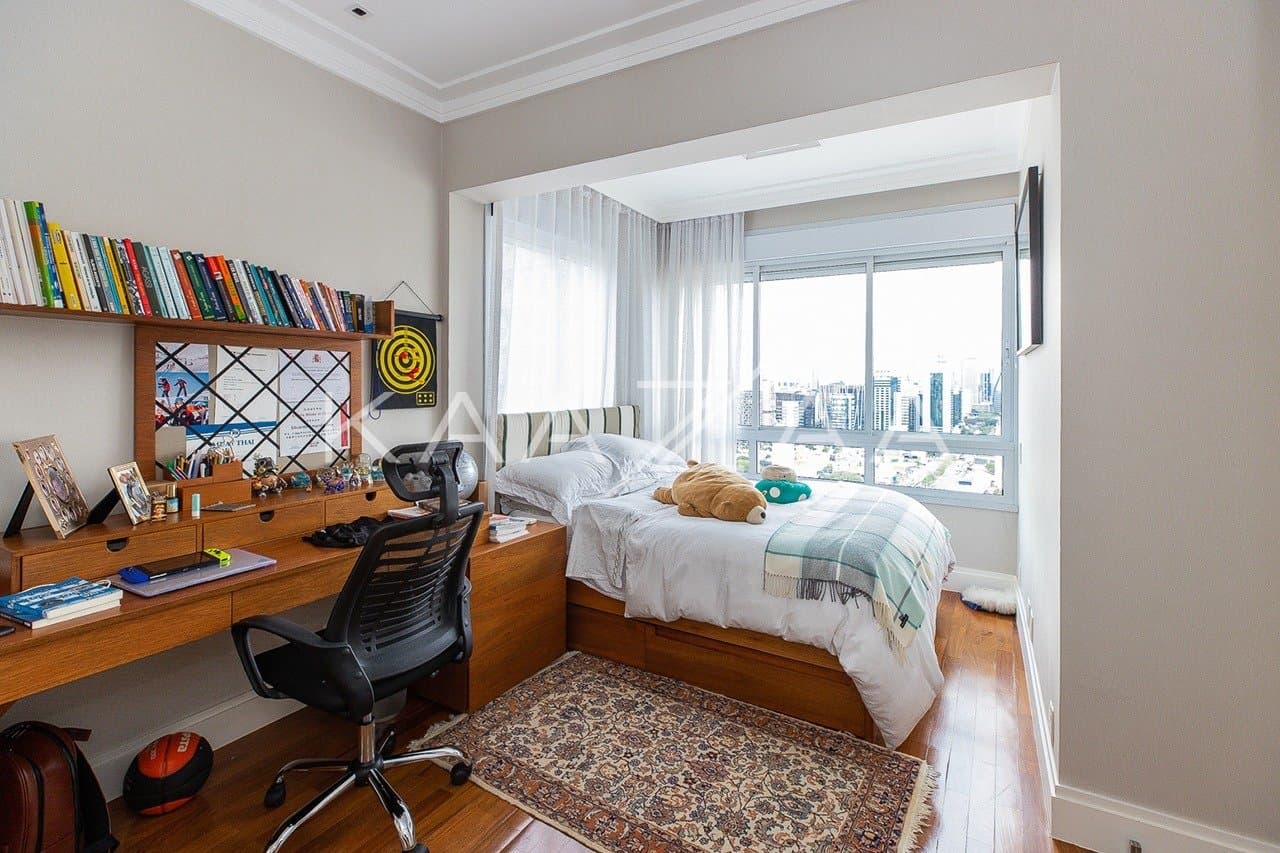 Ambientes descolados e com muito bom gosto são resultado da reforma recente. Cobertura no embalo do Itaim Bibi. - Foto 18