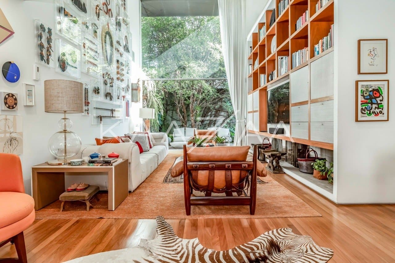 Uma mescla entre natureza e cidade grande se encontra nesta casa no Jardim Paulistano. - Foto 1