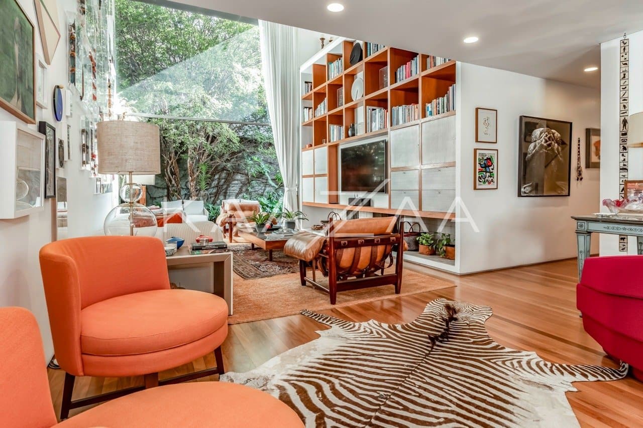 Uma mescla entre natureza e cidade grande se encontra nesta casa no Jardim Paulistano. - Foto 2