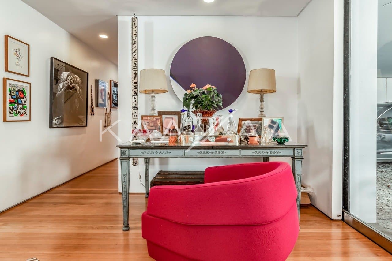 Uma mescla entre natureza e cidade grande se encontra nesta casa no Jardim Paulistano. - Foto 3