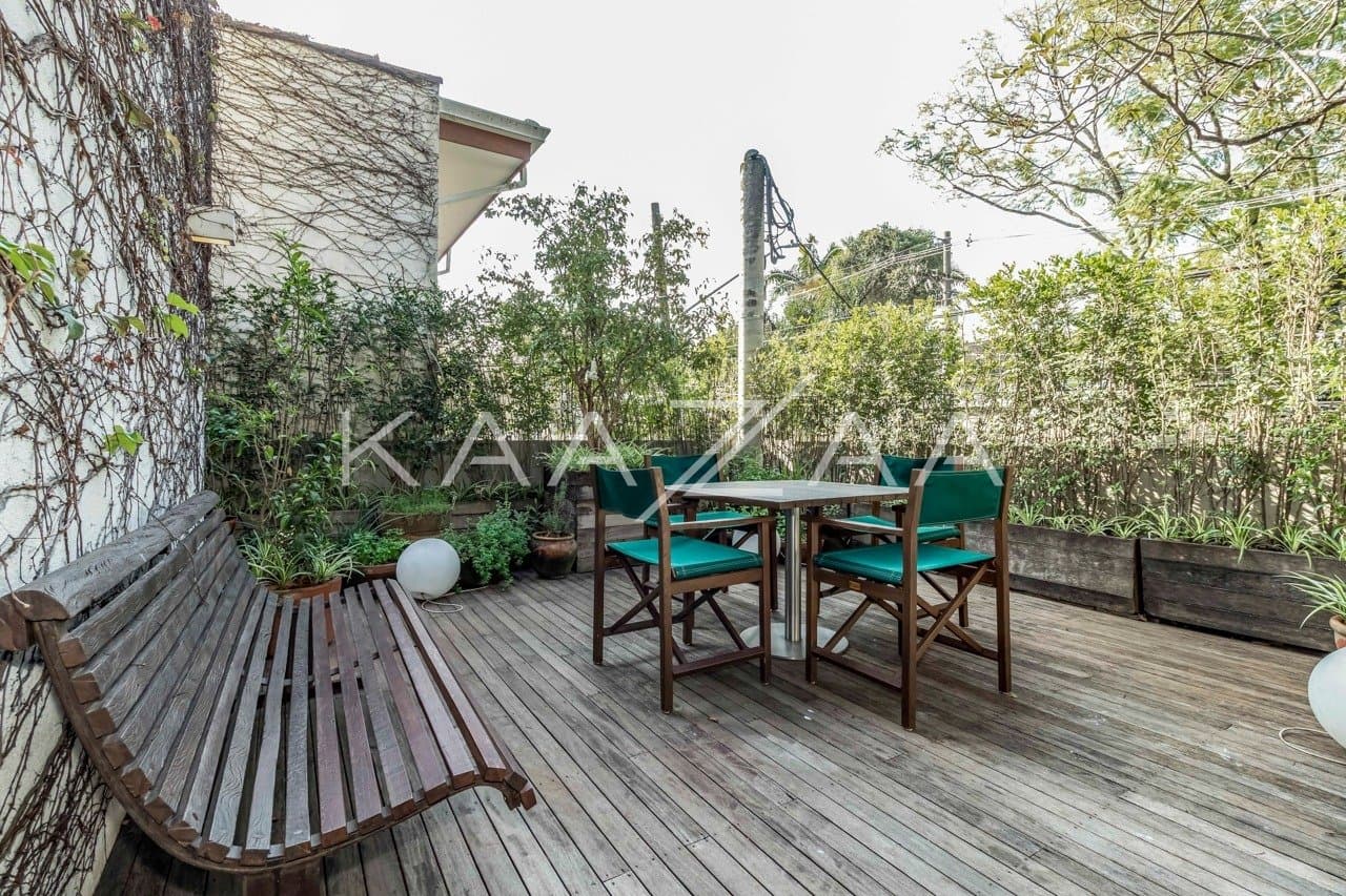 Uma mescla entre natureza e cidade grande se encontra nesta casa no Jardim Paulistano. - Foto 11