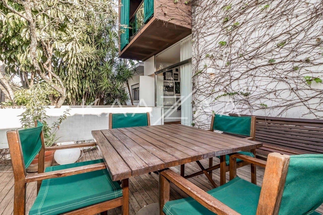 Uma mescla entre natureza e cidade grande se encontra nesta casa no Jardim Paulistano. - Foto 12