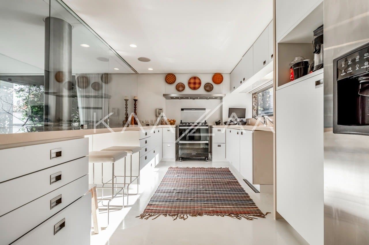 Uma mescla entre natureza e cidade grande se encontra nesta casa no Jardim Paulistano. - Foto 13