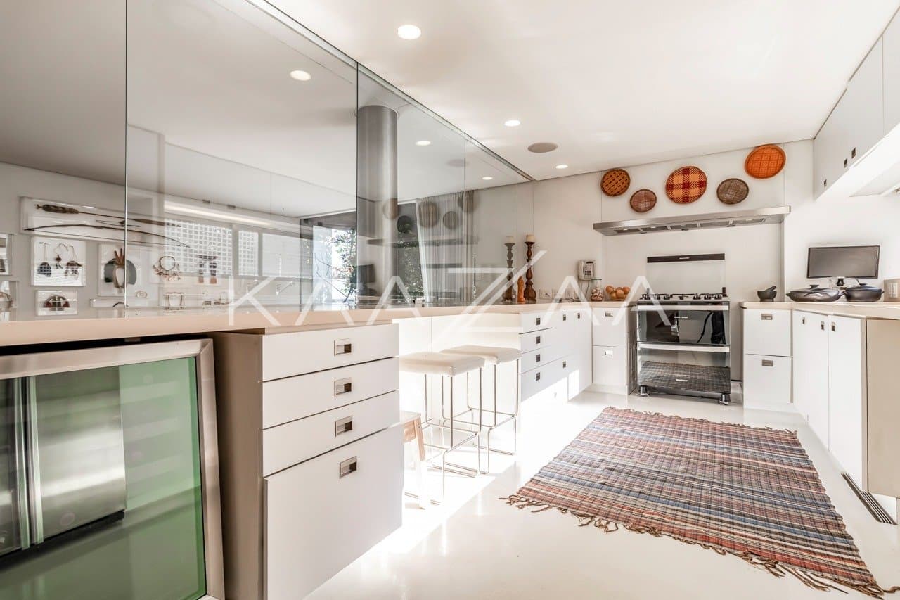 Uma mescla entre natureza e cidade grande se encontra nesta casa no Jardim Paulistano. - Foto 14