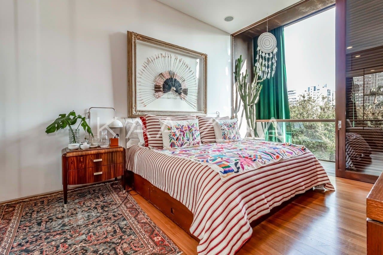 Uma mescla entre natureza e cidade grande se encontra nesta casa no Jardim Paulistano. - Foto 15