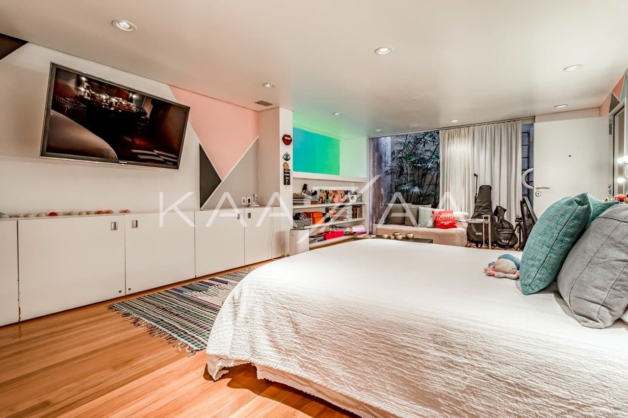 Uma mescla entre natureza e cidade grande se encontra nesta casa no Jardim Paulistano. - Foto 16