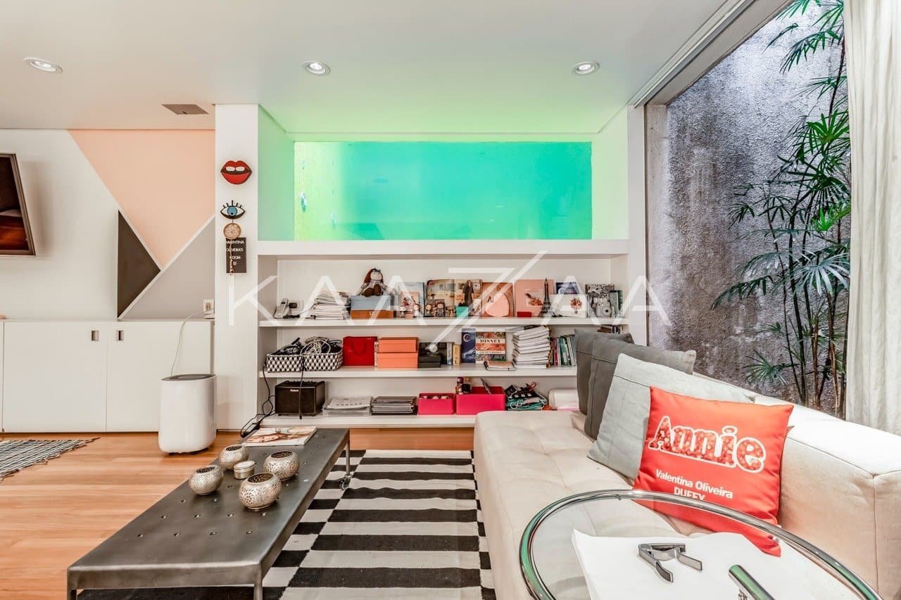 Uma mescla entre natureza e cidade grande se encontra nesta casa no Jardim Paulistano. - Foto 17