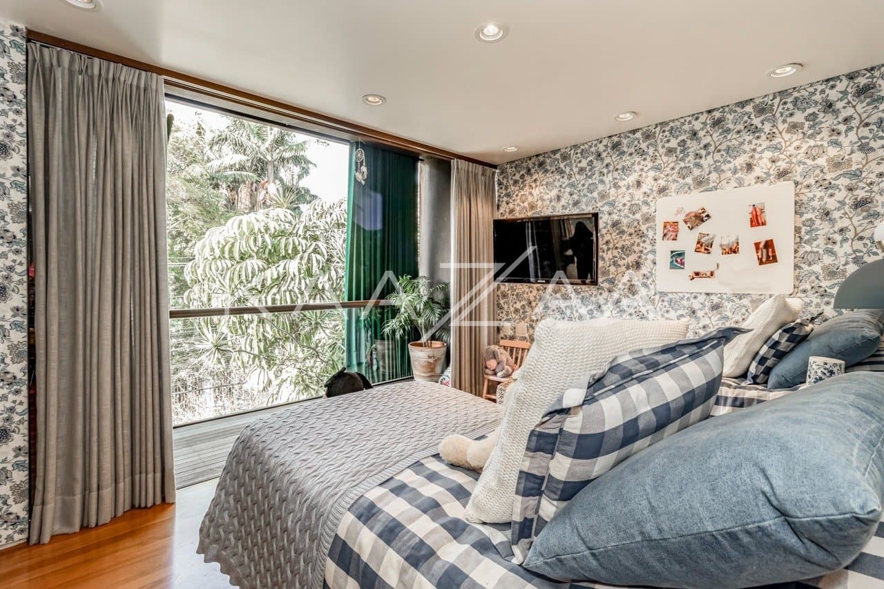 Uma mescla entre natureza e cidade grande se encontra nesta casa no Jardim Paulistano. - Foto 18